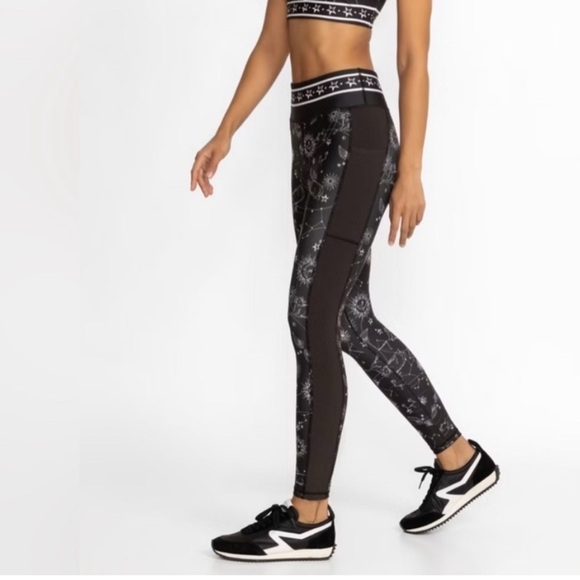 🆕 Johnny Was Bee Active Legging Pockets Black White Astrology Celestial Size S - Picture 1 of 12